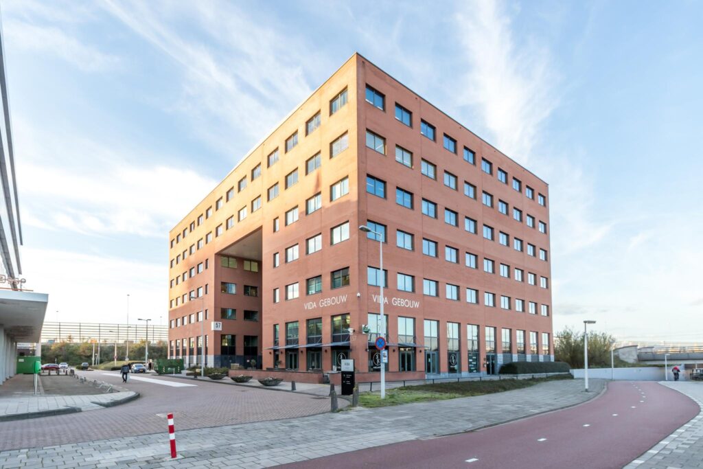 Modern rood bakstenen kantoorgebouw genaamd VIDA Gebouw aan de Kabelweg in Amsterdam.