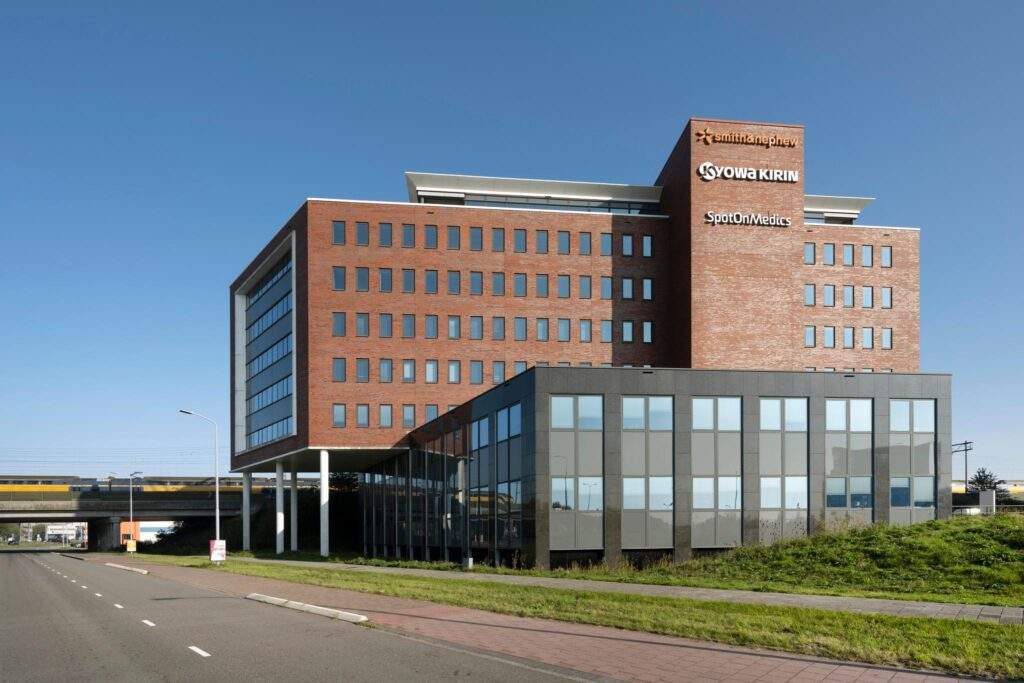 Modern kantoorgebouw aan de Bloemlaan met de logo's van Smith & Nephew, Kyowa Kirin en SpotOnMedics op de gevel.