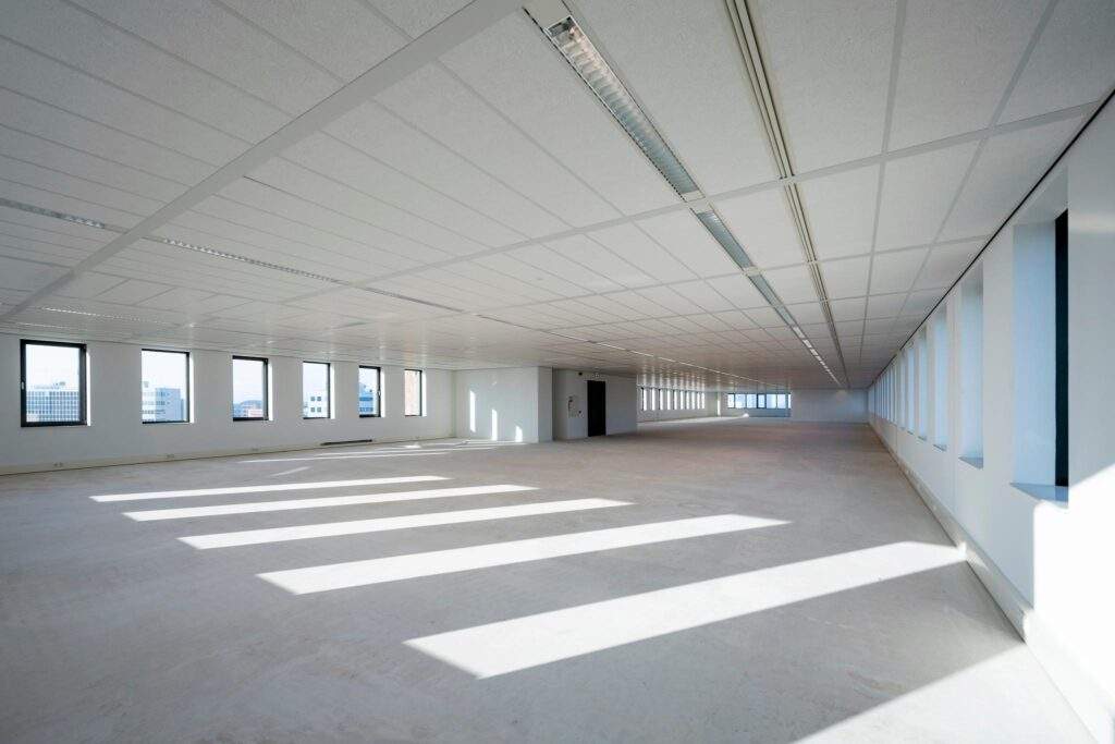 Leeg en ruim kantoorpand aan de Bloemlaan met grote ramen en veel natuurlijk licht.