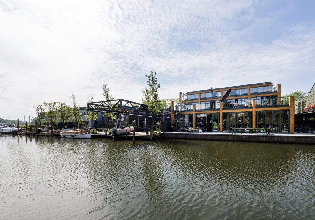 Moderne gebouwen en een kleine jachthaven aan het water aan de Nieuwendammerkade in Amsterdam.