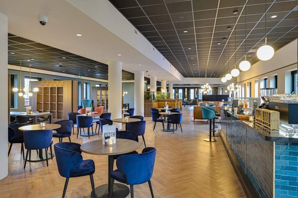 Moderne en sfeervol ingerichte horecaruimte aan de Kingsfordweg met zithoekjes, designmeubilair en een koffiebar.