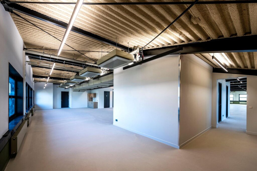 Moderne, open kantoorruimte aan de Singaporestraat met industrieel plafond en strakke afwerking.