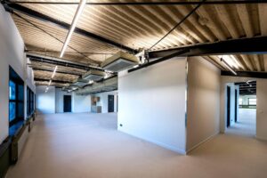 Moderne, open kantoorruimte aan de Singaporestraat met industrieel plafond en strakke afwerking.