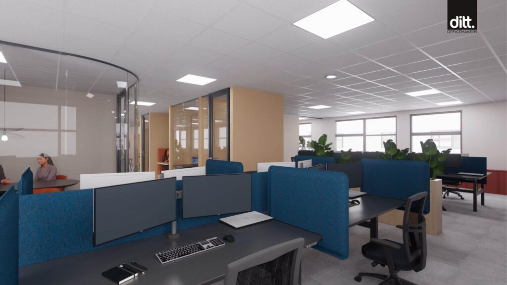 Modern kantoorinterieur aan de Spicalaan met open werkplekken, glazen vergaderruimtes en groene planten.