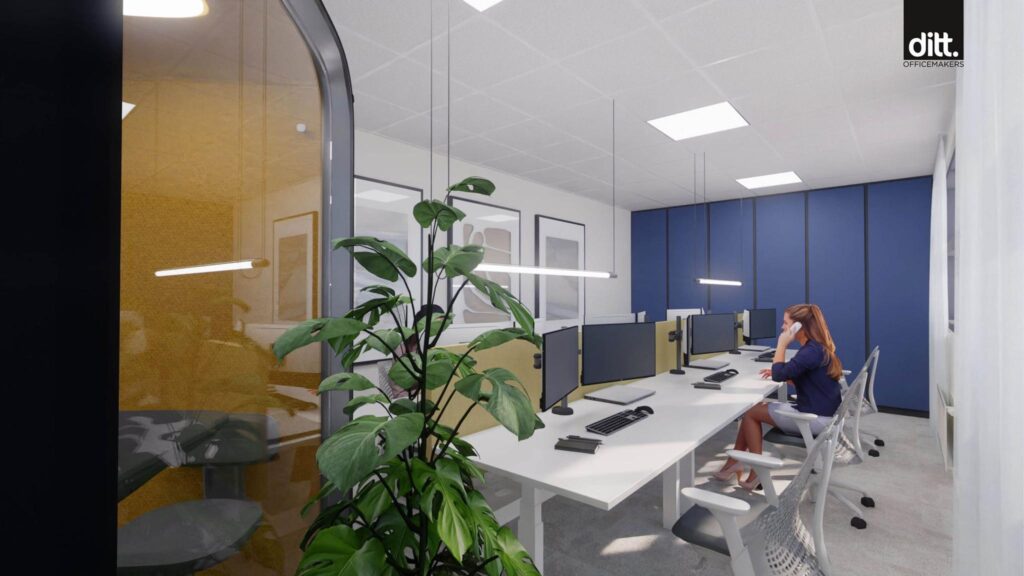 Moderne kantoorruimte aan de Spicalaan met werkplekken, een belcel en een vrouw die telefoneert aan een bureau.