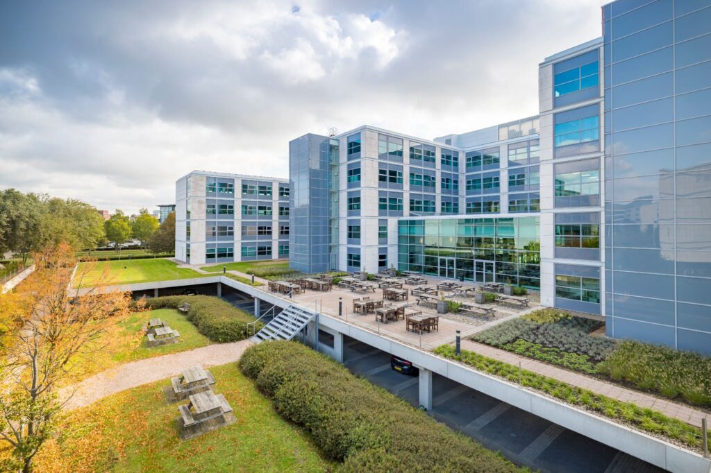Kantoorgebouw aan de Spicalaan met ruime terrassen en groene buitenruimte.