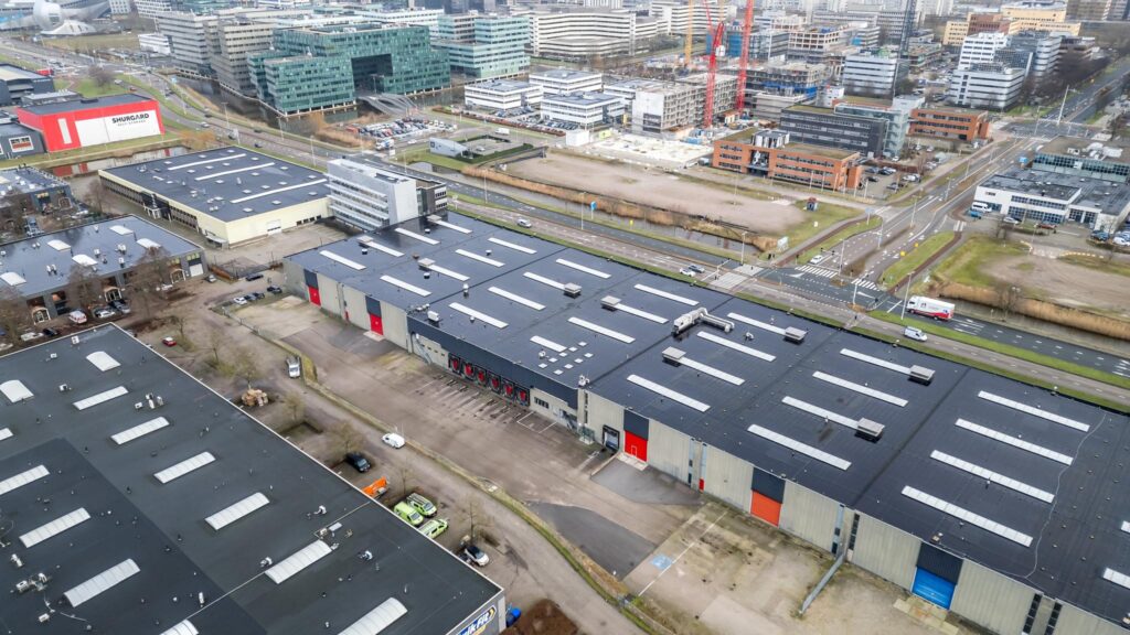 Luchtfoto van een bedrijventerrein aan de Lemelerbergweg in Amsterdam met diverse bedrijfspanden en kantoren.