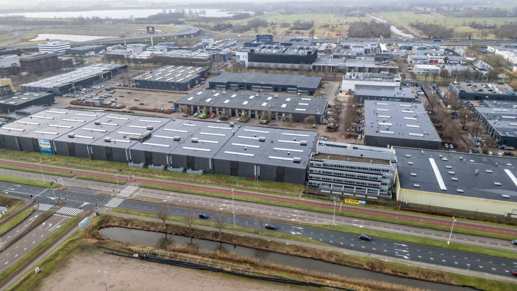 Luchtfoto van het bedrijventerrein aan de Lemelerbergweg in Amsterdam met diverse bedrijfspanden en omliggende infrastructuur.