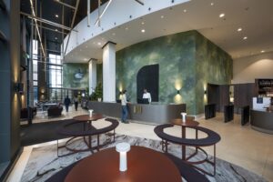 Moderne ontvangsthal van het Rabobank-kantoor aan het Amstelplein met receptiebalie, zitgedeelte en toegangspoortjes.