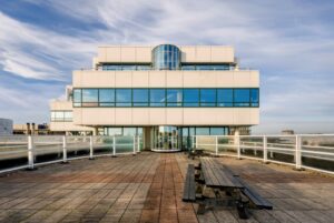Vooraanzicht van het kantoorgebouw aan de Paalbergweg met dakterras en picknicktafels.