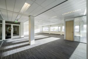 Licht en modern kantoorpand aan de Spaklerweg met grote ramen en systeemplafond.