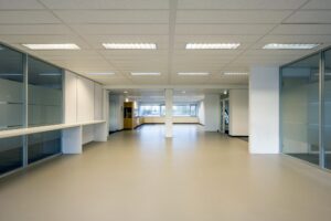 Licht en modern kantoorpand aan de Spaklerweg met grote ramen en glazen scheidingswanden.