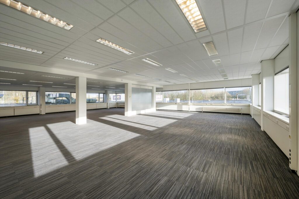 Lichte, ruime en lege kantoorruimte aan de Spaklerweg met grote ramen en systeemplafond.