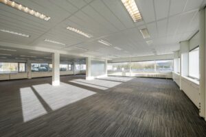Lichte, ruime en lege kantoorruimte aan de Spaklerweg met grote ramen en systeemplafond.