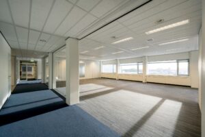 Licht en ruim kantoorpand aan de Spaklerweg met grote ramen en systeemplafond.