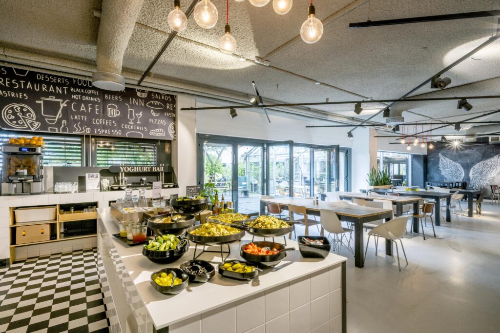 Modern self-service restaurant in Diemermeren with a yoghurt bar and fresh salad buffet.