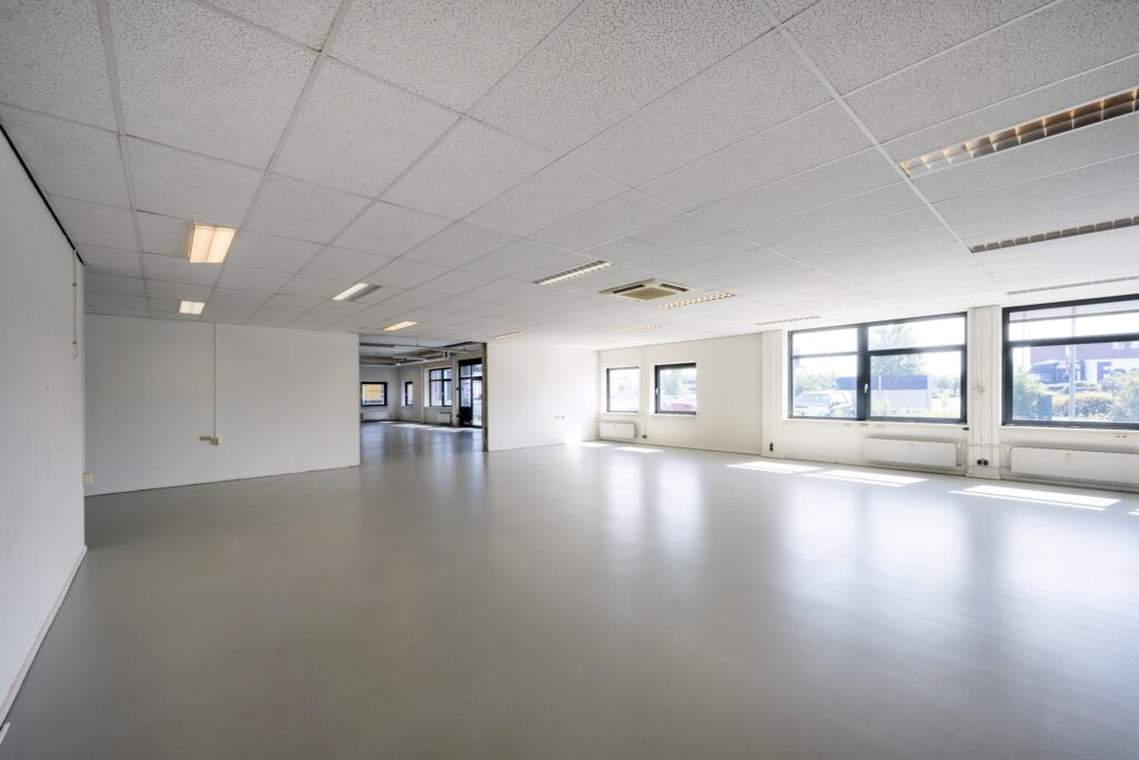 Lichte, open kantoorruimte aan de Breguetlaan met grote ramen en systeemplafond.