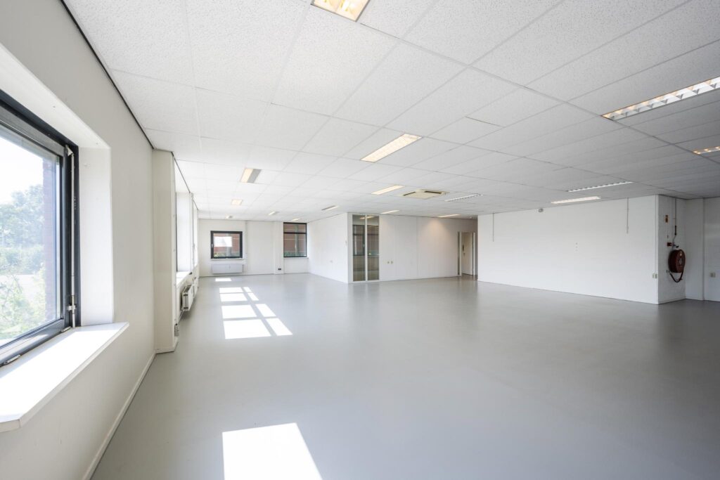 Lichte, lege kantoorruimte aan de Breguetlaan met grote ramen en systeemplafond.