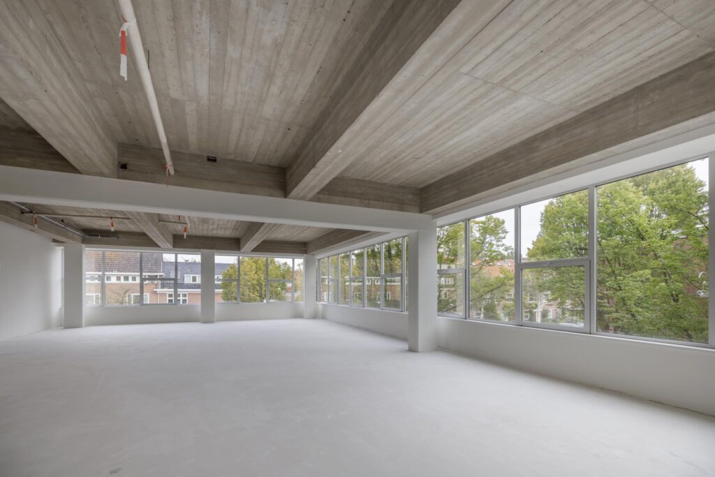 Licht en ruim leegstaand kantoorruimte met betonnen plafond aan de Helmholtzstraat.