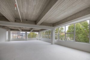 Licht en ruim leegstaand kantoorruimte met betonnen plafond aan de Helmholtzstraat.