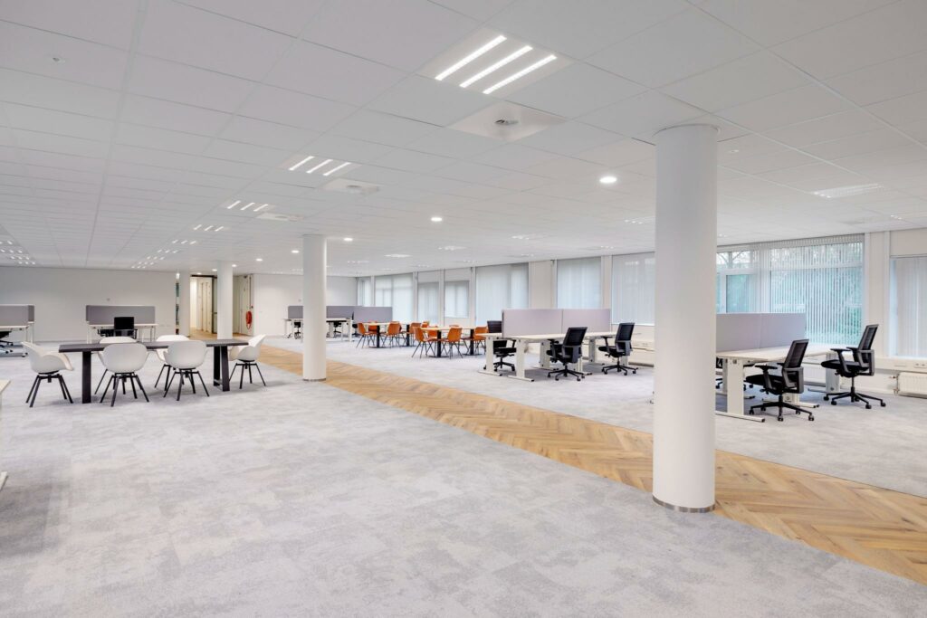 Ruim en modern kantoorinterieur aan de Hullenbergweg met flexplekken, vergadertafels en veel daglicht.