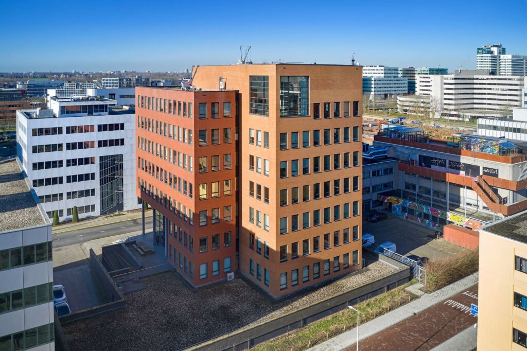 Kantoorgebouw aan de Hogehilweg in Amsterdam-Zuidoost, omringd door moderne bedrijfsgebouwen.
