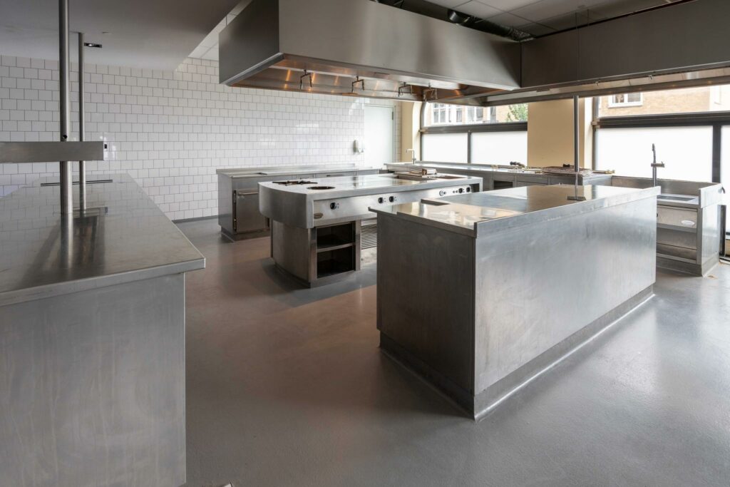 Professionele, ruime horecakeuken met roestvrijstalen werkbladen op het Stadionplein.