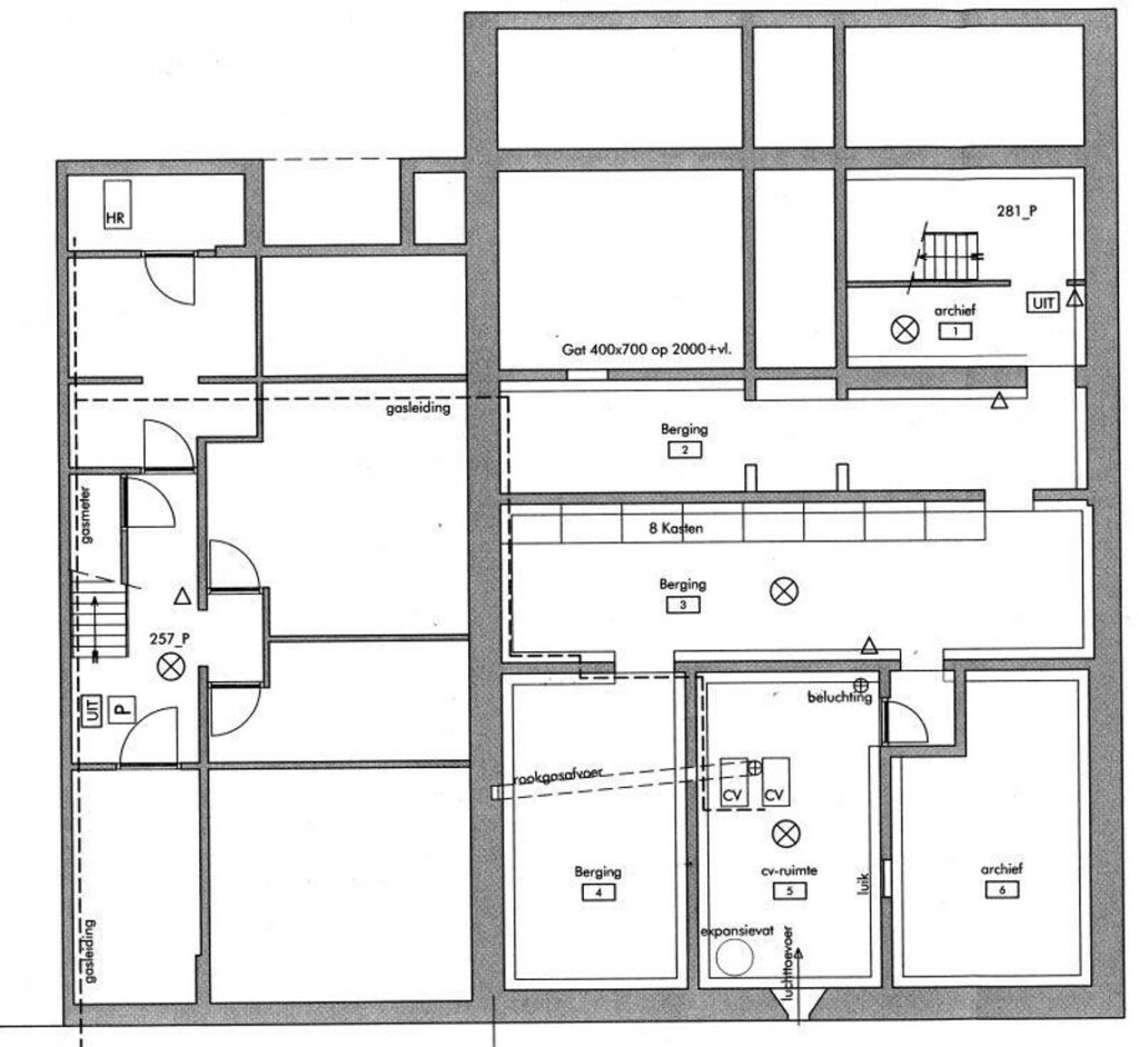 Plattegrond van een kelderverdieping aan de Sarphatistraat met bergingen, een cv-ruimte, archieven en technische voorzieningen.