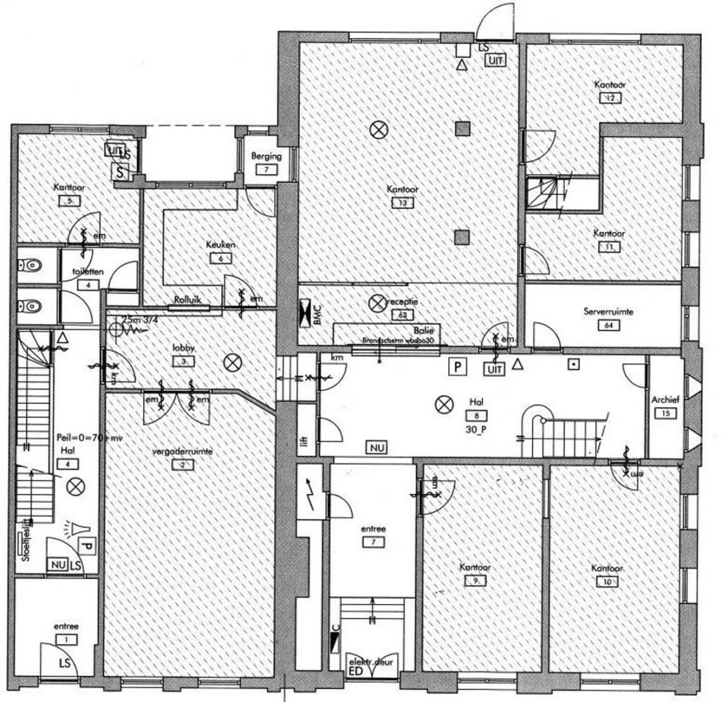 Plattegrond van een kantoorgebouw aan de Sarphatistraat met diverse kantoren, vergaderruimtes, receptie en facilitaire ruimtes.