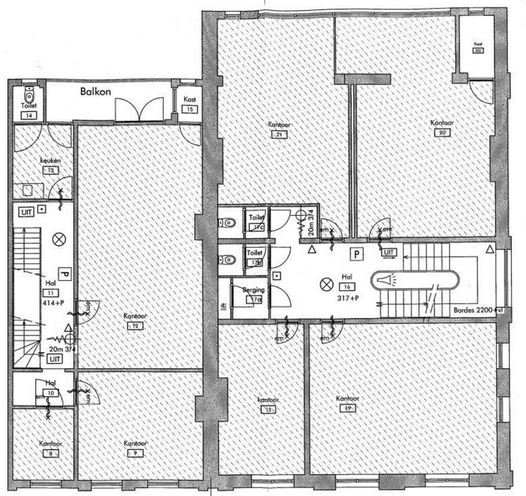 Plattegrond van een kantooretage aan de Sarphatistraat met meerdere kantoorruimtes, toiletten, een keuken, berging en balkon.
