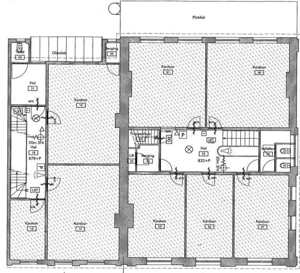 Plattegrond van een kantoorverdieping aan de Sarphatistraat met meerdere kantoorruimtes, bergingen, toiletten en een centrale hal met lift en trappenhuis.