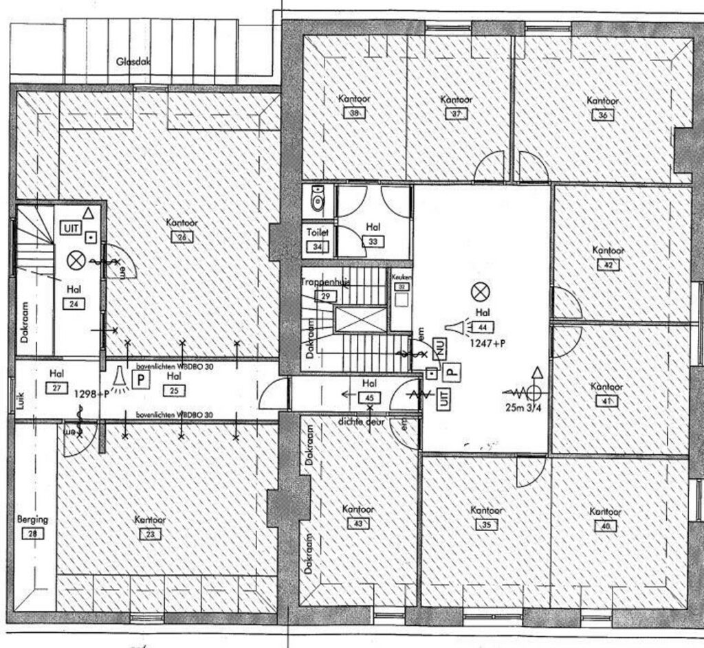 Plattegrond van een kantoorpand aan de Sarphatistraat met meerdere kantoorruimtes, hallen, toiletten en trappenhuis.