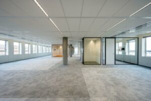 Moderne, lege kantoorruimte aan de Hullenbergweg met glazen vergaderruimtes en veel daglicht.