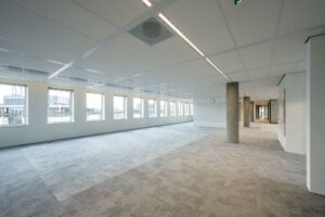 Licht en modern kantoorpand aan de Hullenbergweg met grote ramen en een open vloerindeling.