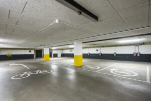 Ondergrondse parkeergarage aan de Hullenbergweg met oplaadpunten voor elektrische auto's en gemarkeerde parkeerplaatsen.
