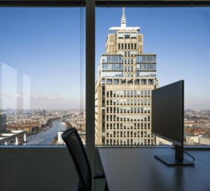 Uitzicht vanuit een modern kantoor op de Rembrandt Tower aan het Amstelplein in Amsterdam.
