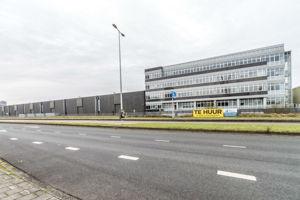 Kantoorgebouw aan de Lemelerbergweg met een "Te Huur"-bord voor circa 2.000 m² kantoorruimte.