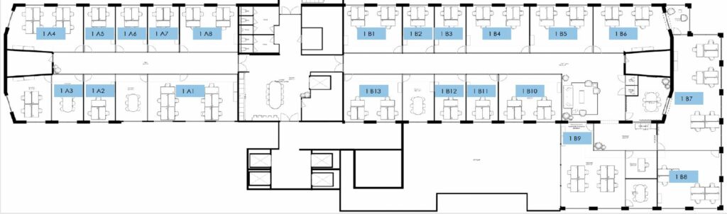 Plattegrond van een kantoorruimte aan de Basisweg met verschillende genummerde werkruimtes en vergaderruimtes.