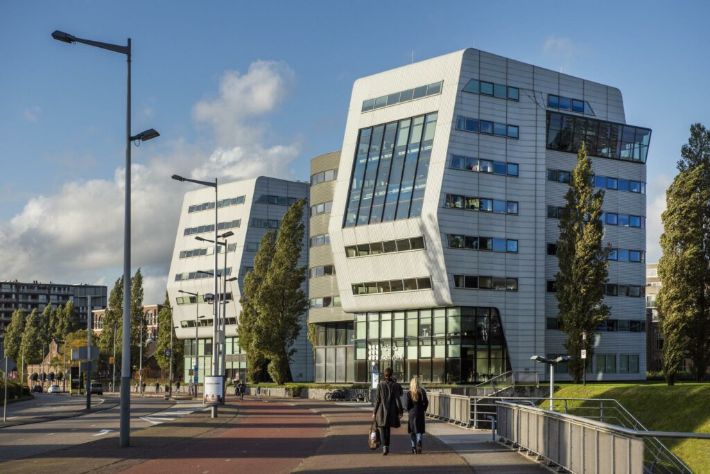 Moderne kantoorgebouwen aan het Rietlandpark in Amsterdam op een zonnige dag.