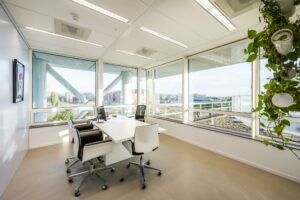 Licht en modern kantoor op de Paalbergweg met grote ramen en uitzicht op Amsterdam-Zuidoost.