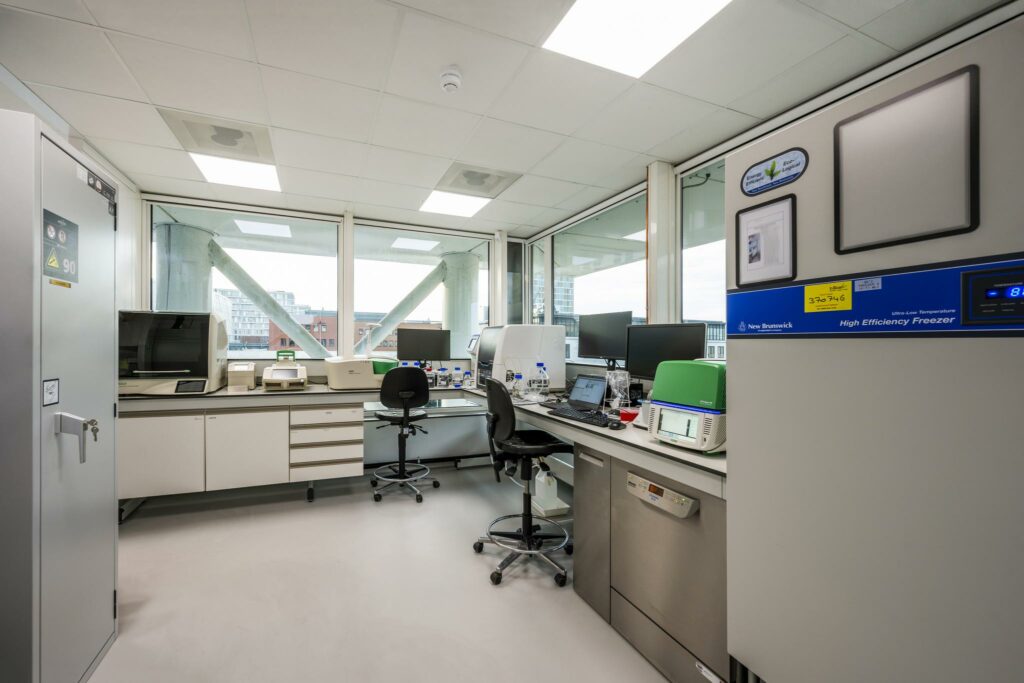 Modern laboratorium aan de Paalbergweg met geavanceerde apparatuur en werkplekken bij grote ramen.