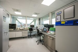 Modern laboratorium aan de Paalbergweg met geavanceerde apparatuur en werkplekken bij grote ramen.