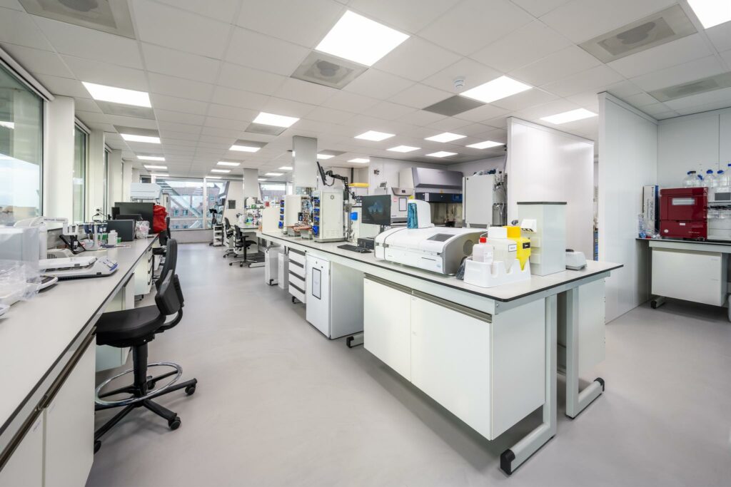 Modern laboratorium aan de Paalbergweg met werkplekken, laboratoriumapparatuur en felle verlichting.