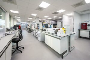 Modern laboratorium aan de Paalbergweg met werkplekken, laboratoriumapparatuur en felle verlichting.