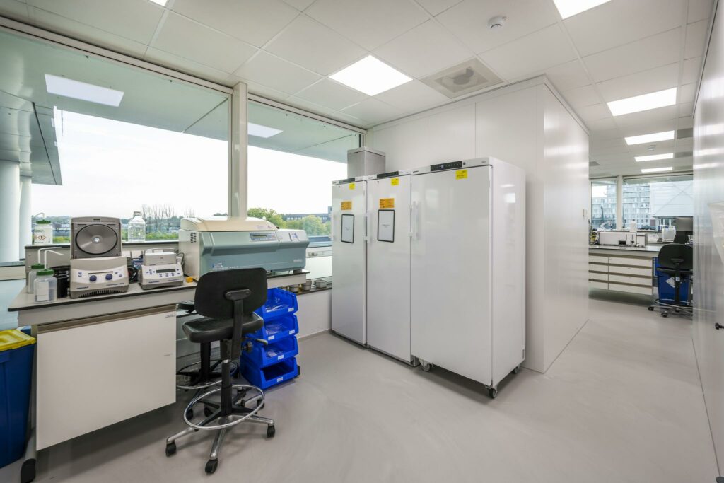 Modern laboratorium aan de Paalbergweg met wetenschappelijke apparatuur en koel-/vrieskasten.