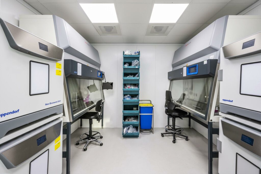 Steriel laboratorium aan de Paalbergweg met werkbanken, opslagvakken en Eppendorf-apparatuur.