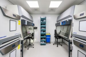 Steriel laboratorium aan de Paalbergweg met werkbanken, opslagvakken en Eppendorf-apparatuur.