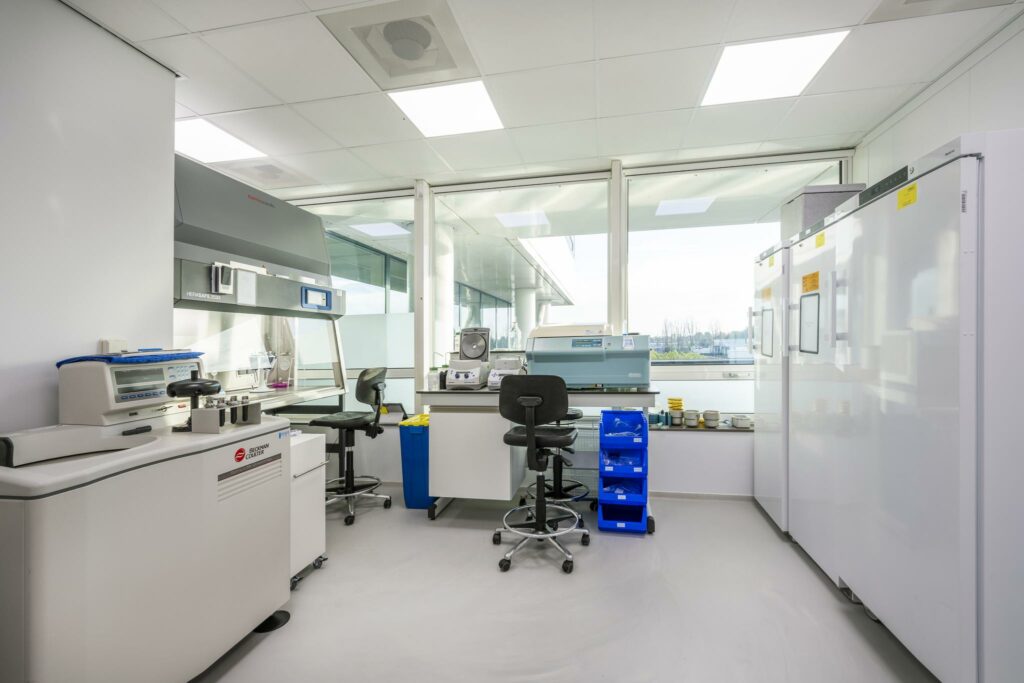Modern laboratorium aan de Paalbergweg met diverse hightech apparatuur en werkplekken bij grote ramen.