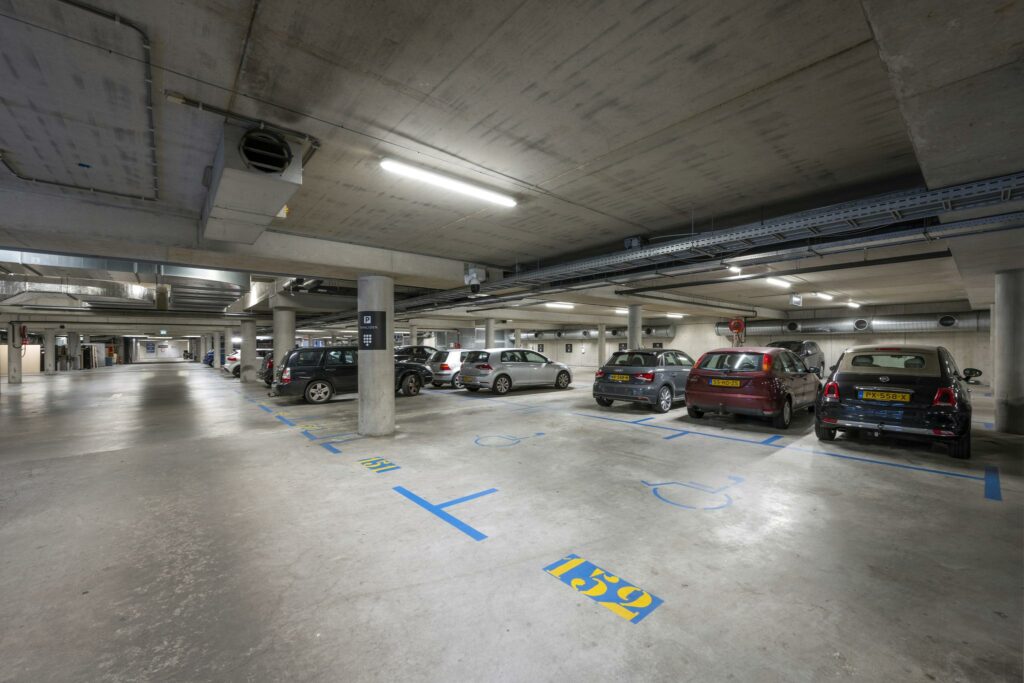 Ondergrondse parkeergarage Rietlandpark met geparkeerde auto's op genummerde parkeerplaatsen.
