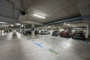 Ondergrondse parkeergarage Rietlandpark met geparkeerde auto's op genummerde parkeerplaatsen.